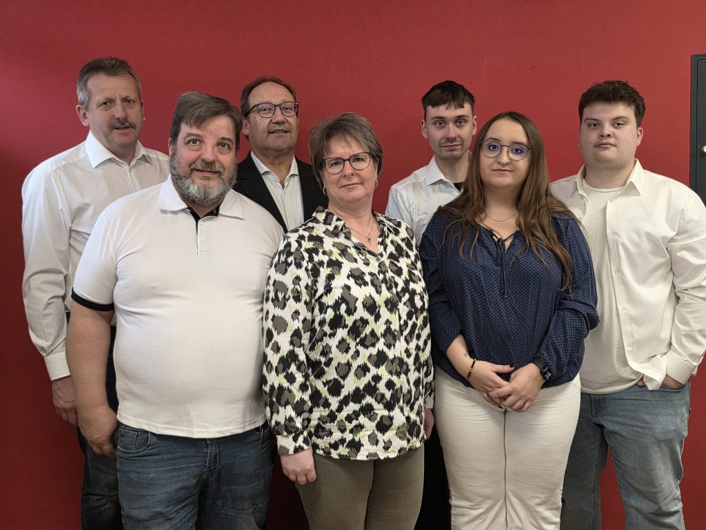 Gruppenbild Hintergrund rot
